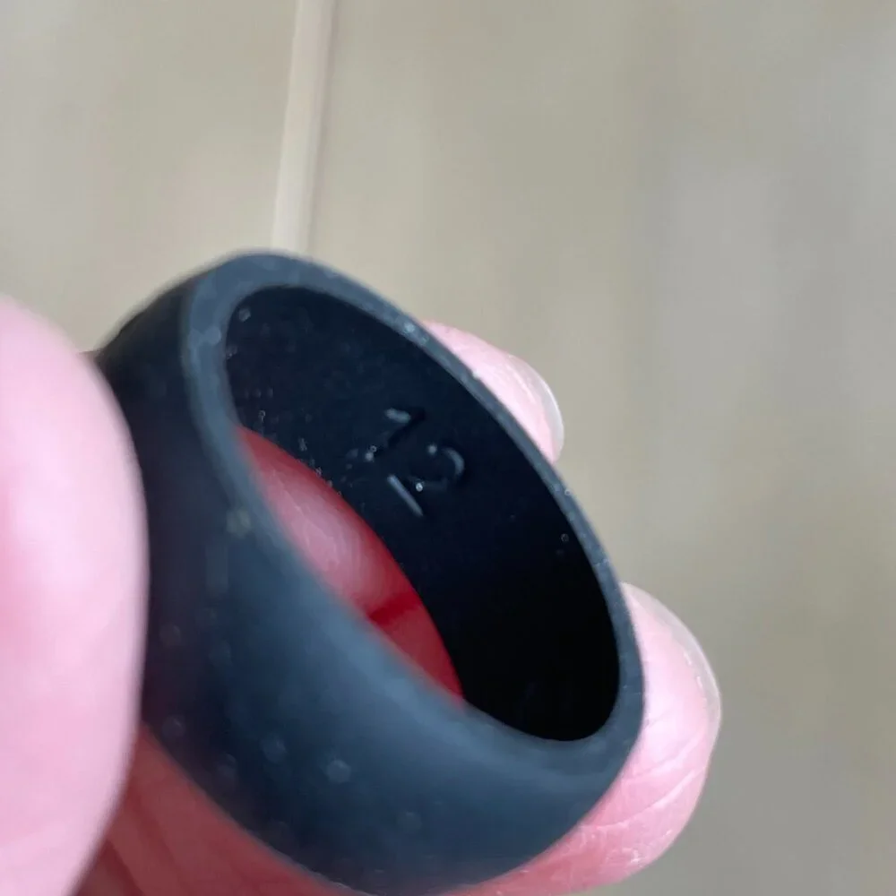 Qalo Silicone Men's Unisex Wedding Band Ring, Black -‎ Size 12